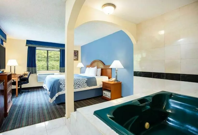 キングサイズベッドのスイートルーム, Days Inn By Wyndham Runnemede Philadelphia Area