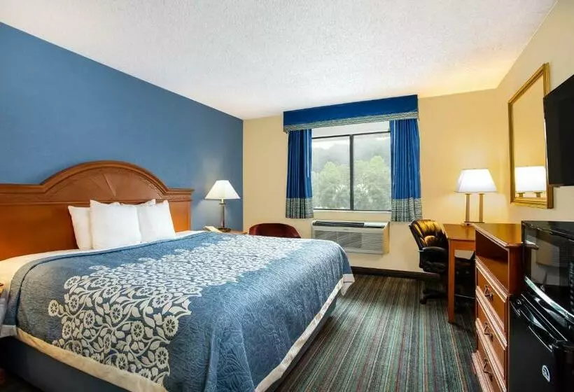 キングサイズベッドのスイートルーム, Days Inn By Wyndham Runnemede Philadelphia Area