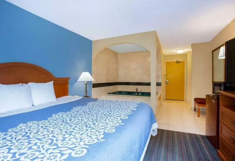 キングサイズベッドのスイートルーム, Days Inn By Wyndham Runnemede Philadelphia Area