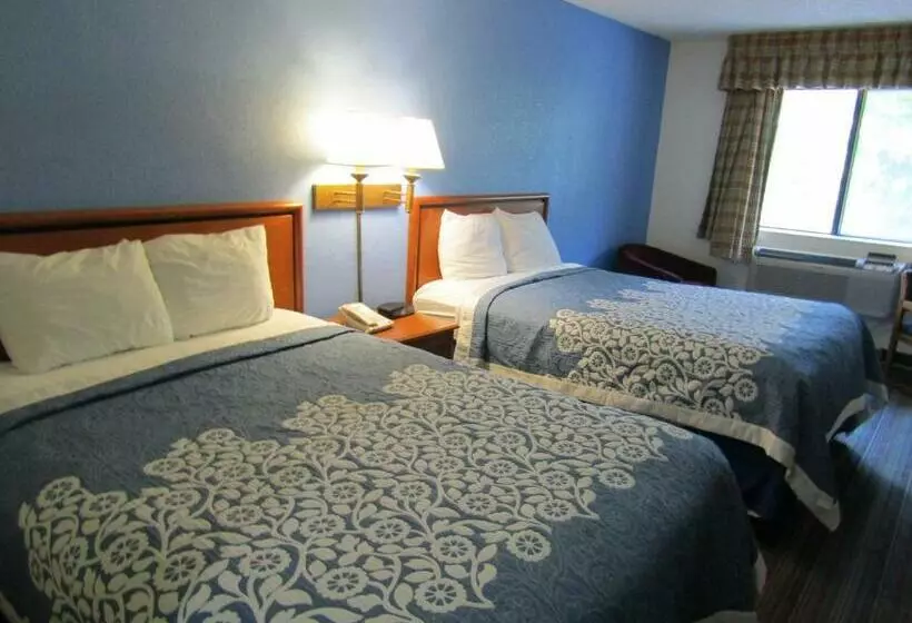 ２ダブルベッドのスタンダードルーム, Days Inn By Wyndham Runnemede Philadelphia Area