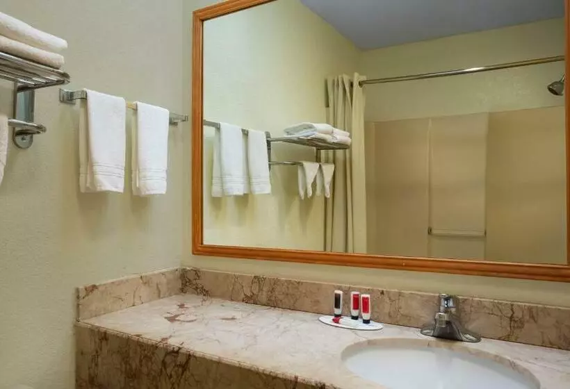 ２ダブルベッドのスタンダードルーム, Days Inn By Wyndham Runnemede Philadelphia Area