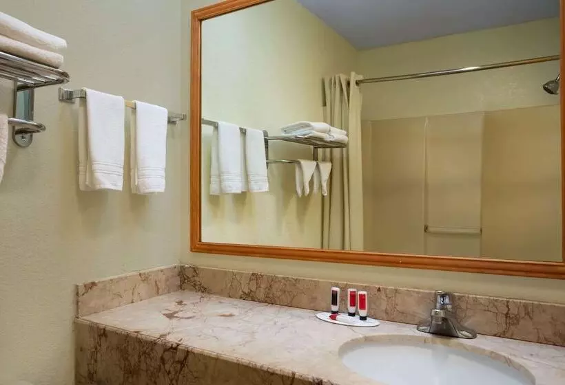 ２ダブルベッドのスタンダードルーム, Days Inn By Wyndham Runnemede Philadelphia Area
