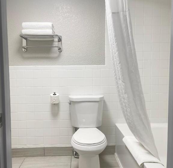 جناح سرير كينج, Days Inn & Suites By Wyndham Spokane