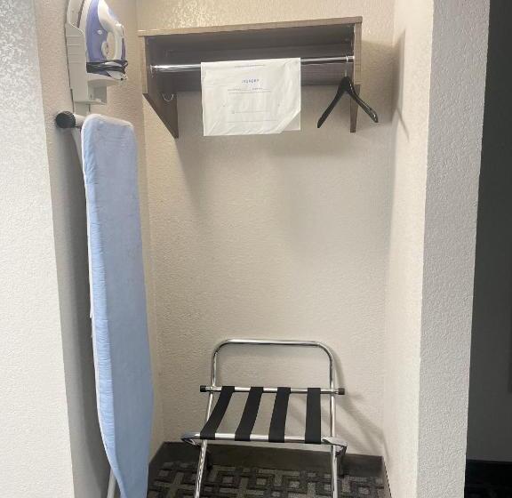 جناح سرير كينج, Days Inn & Suites By Wyndham Spokane