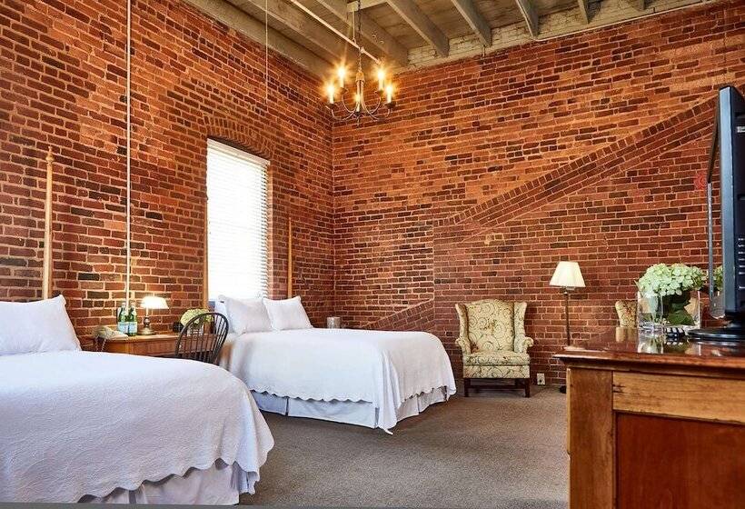 חדר סטנדרט שתי מיטות זוגיות, The Historic Brookstown Inn, Trademark Collection By Wyndham