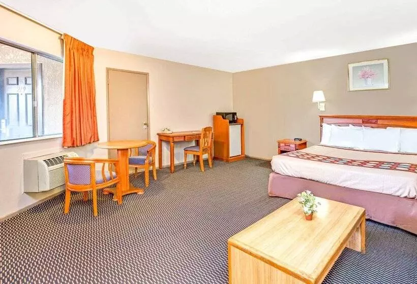 Deluxe-studio, Super 8 By Wyndham Upland Ontario Ca