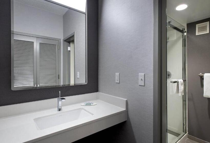 غرفة سوبيريور سرير كينج, Courtyard By Marriott Norwalk