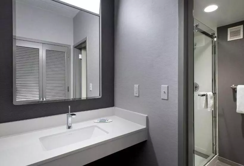 身障者適用キングサイズベッドルーム, Courtyard By Marriott Norwalk
