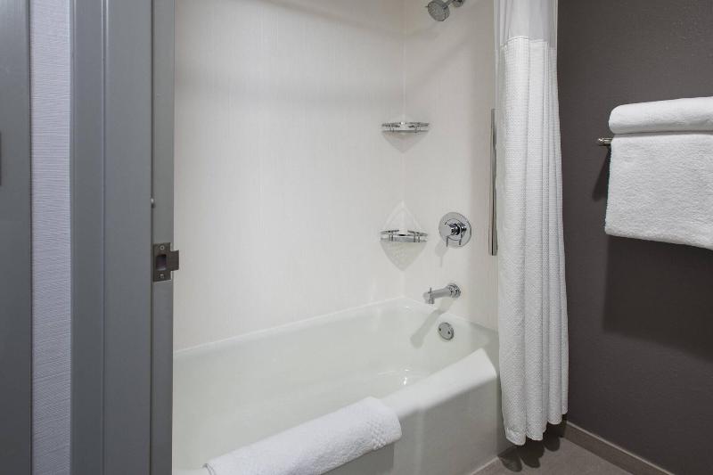 غرفة قياسية سرير كينج, Courtyard By Marriott Norwalk