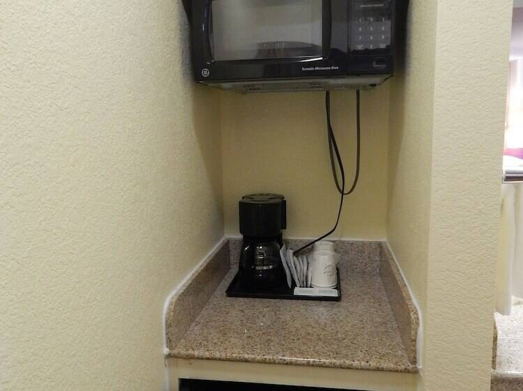 带2个双人床的标准工作室, Econo Lodge Naval Station Norfolk