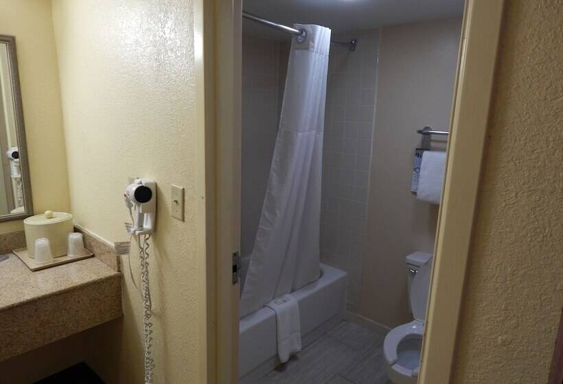 带2个双人床的标准工作室, Econo Lodge Naval Station Norfolk