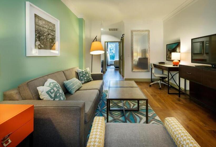 キングサイズベッドのスイートルーム, Indigo Savannah Historic District, An Ihg