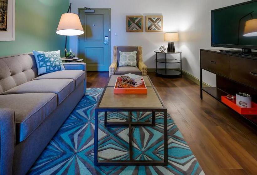 מיטת קינג בסוויטה, Indigo Savannah Historic District, An Ihg