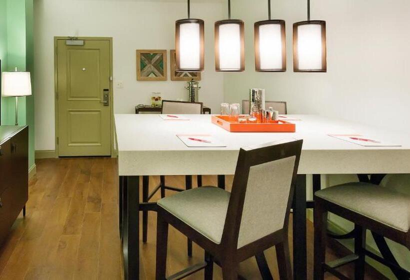 キングサイズベッドのスイートルーム, Indigo Savannah Historic District, An Ihg