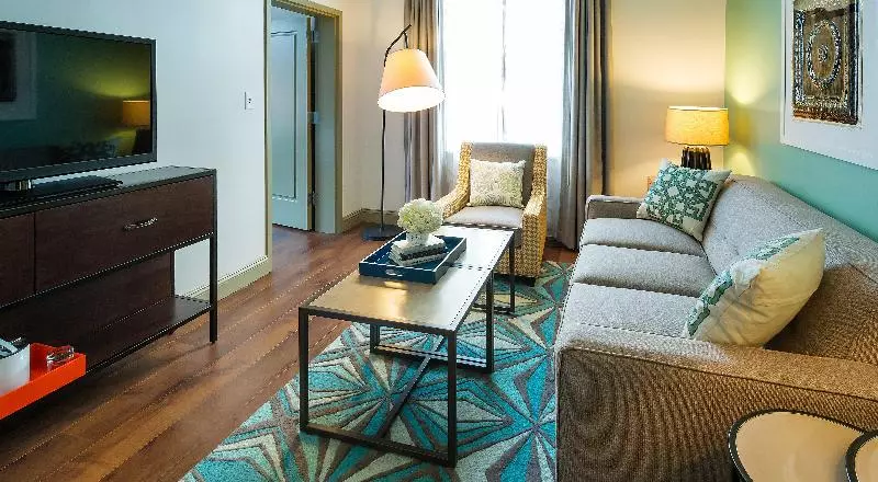キングサイズベッドのスイートルーム, Indigo Savannah Historic District, An Ihg