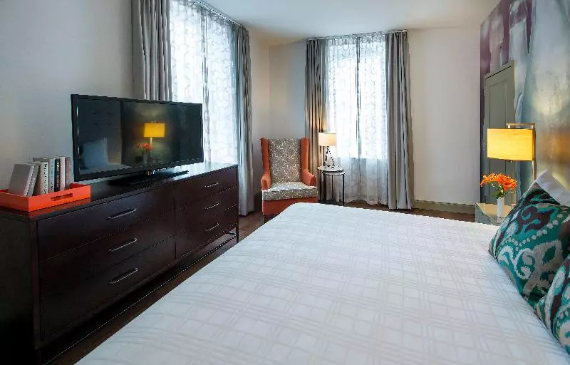 キングサイズベッドのスイートルーム, Indigo Savannah Historic District, An Ihg