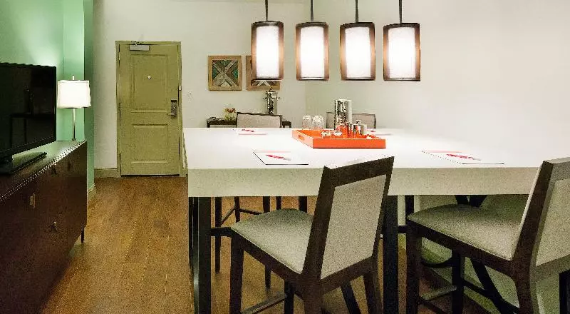 キングサイズベッドのスイートルーム, Indigo Savannah Historic District, An Ihg