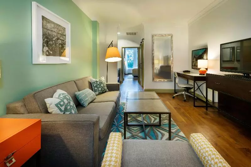 身障者適用スイートルーム, Indigo Savannah Historic District, An Ihg