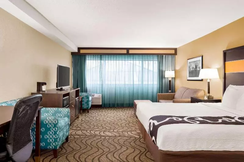 キングサイズベッドのデラックスルーム, La Quinta Inn & Suites By Wyndham Richmondmidlothian
