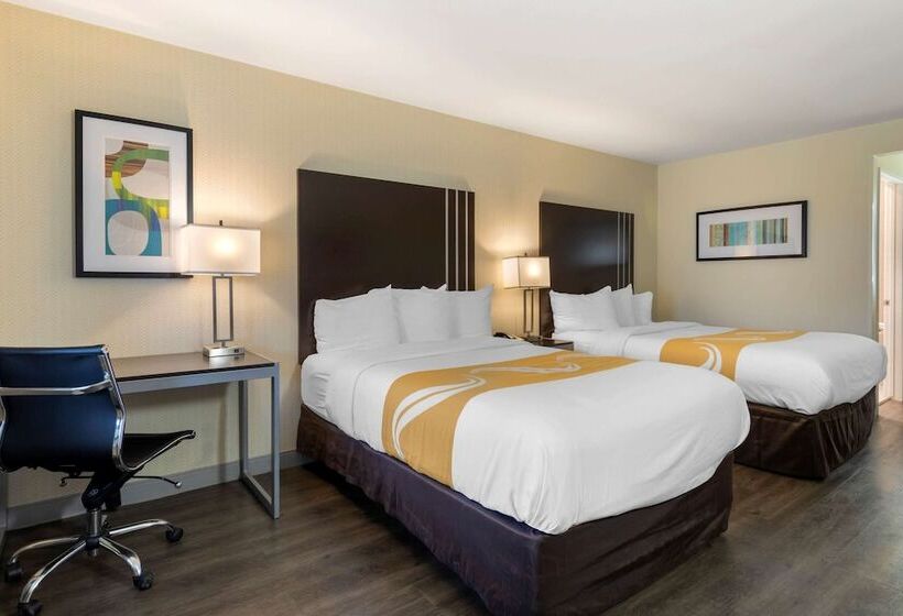 带2个双人床的标准工作室, Quality Inn & Suites Camarillooxnard