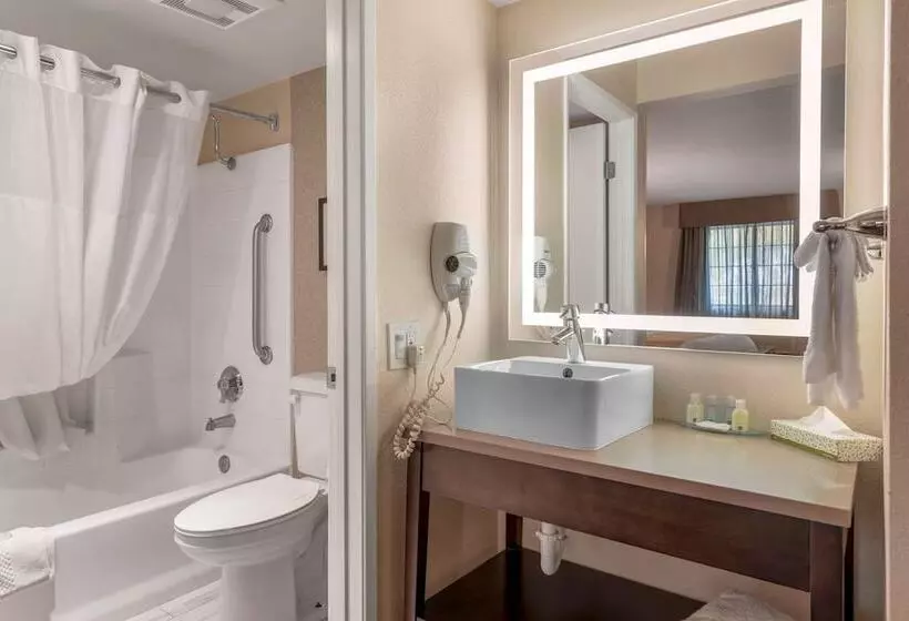 سوییت, Quality Inn & Suites Camarillooxnard