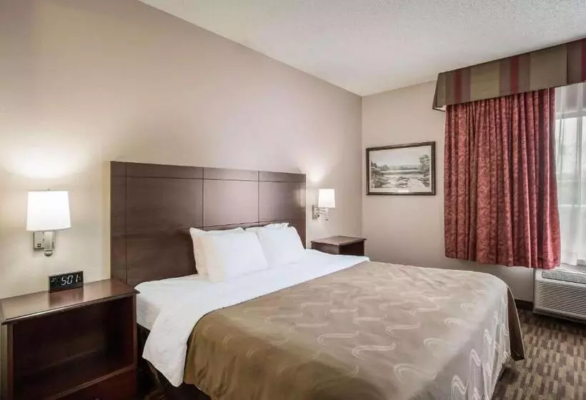 キングサイズベッドのスイートルーム, Quality Inn & Suites Lawrence  University Area