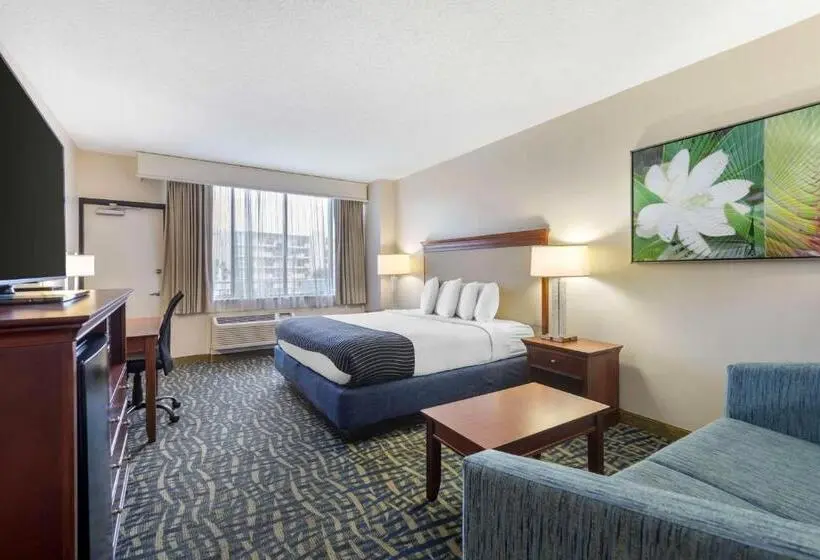 اتاق استاندارد با تخت بزرگ برای معلولان, Best Western Cocoa Beach Hotel & Suites