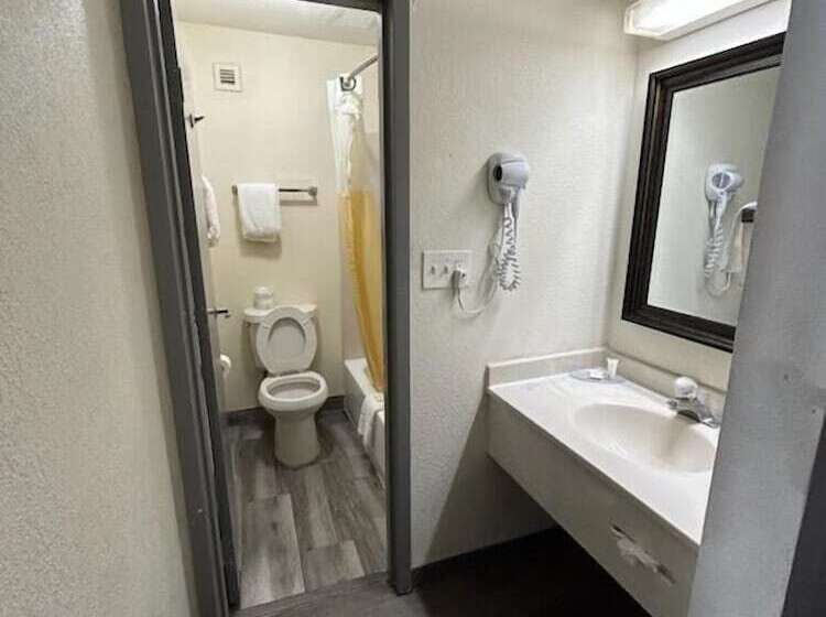 带2个双人床的标准工作室, Clarion Pointe Greensboro Coliseum Area