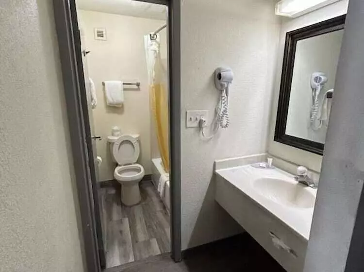 ２ダブルベッドのスタンダードルーム, Clarion Pointe   Greensboro Coliseum Area