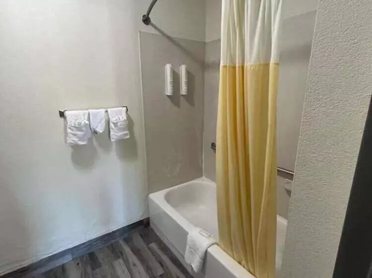 ２ダブルベッドのスタンダードルーム, Clarion Pointe   Greensboro Coliseum Area