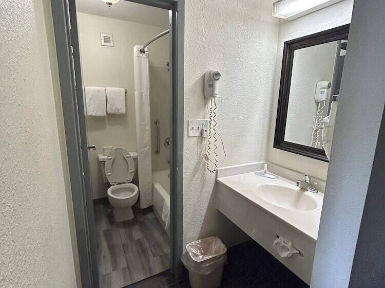 스탠다드 룸 더블 침대 2개, Clarion Pointe   Greensboro Coliseum Area