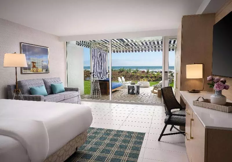 اتاق استاندارد با تخت بزرگ برای معلولان, Del Coronado, Curio Collection By Hilton