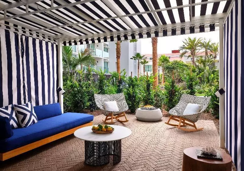 اتاق استاندارد با تخت بزرگ برای معلولان, Del Coronado, Curio Collection By Hilton