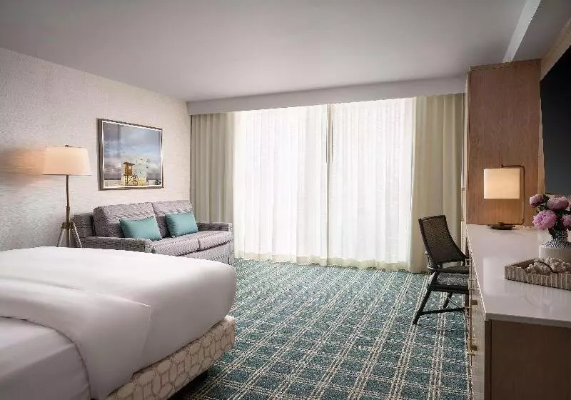 اتاق استاندارد با تخت بزرگ برای معلولان, Del Coronado, Curio Collection By Hilton