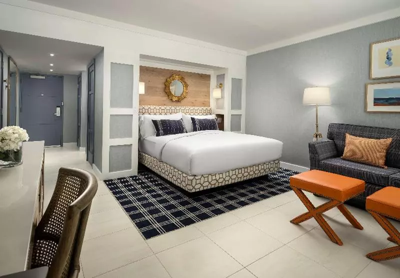 اتاق استاندارد با تخت بزرگ برای معلولان, Del Coronado, Curio Collection By Hilton