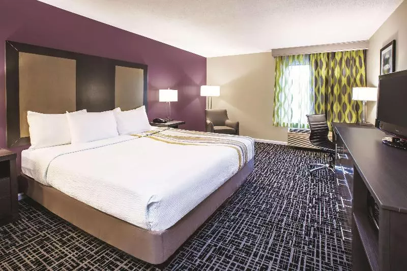キングサイズベッドのデラックスルーム, La Quinta Inn By Wyndham Waldorf