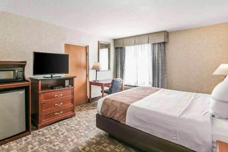 身障者適用キングサイズベッドルーム, Quality Inn Edisonnew Brunswick