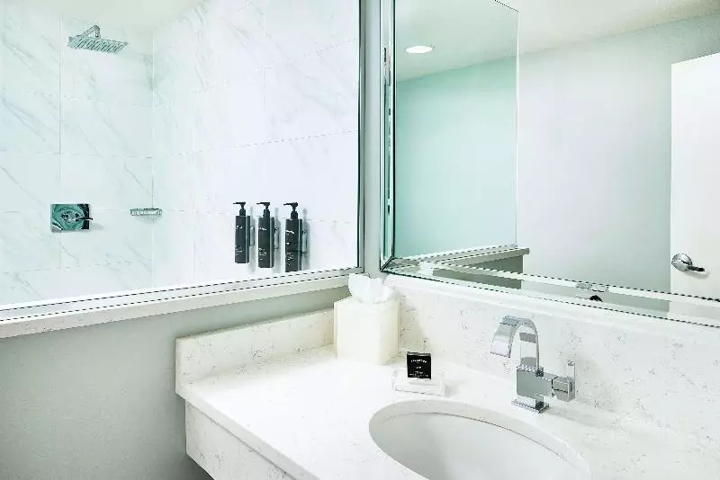 اتاق استاندارد با تخت بزرگ برای معلولان, Redmont Hotel Birmingham, Curio Collection By Hilton