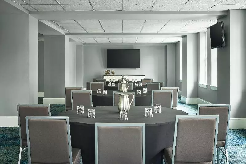 اتاق استاندارد با تخت بزرگ برای معلولان, Redmont Hotel Birmingham, Curio Collection By Hilton