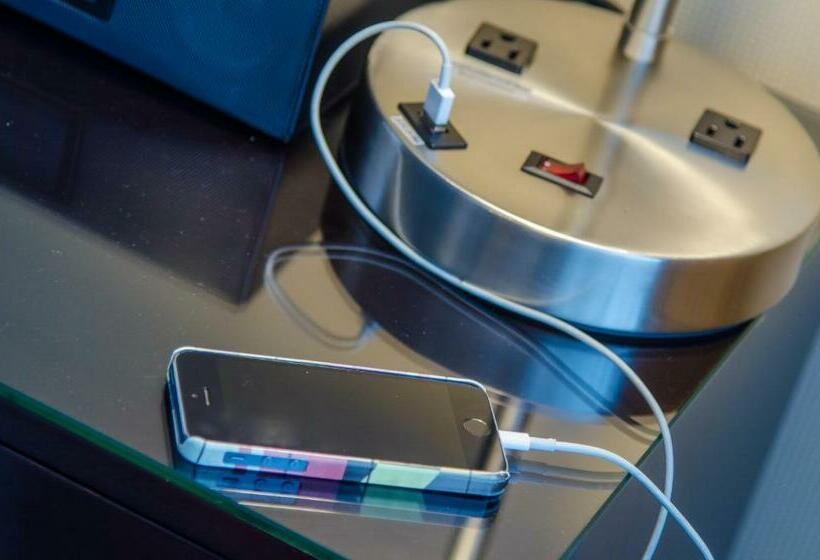 스위트, Beacon Hotel & Corporate Quarters