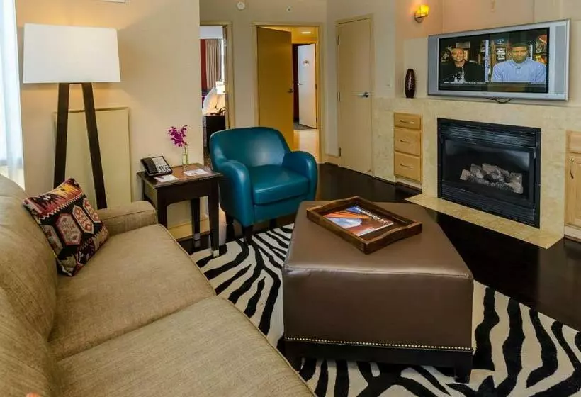 スイート, Beacon Hotel & Corporate Quarters