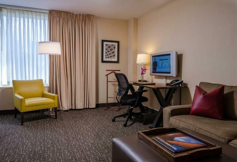 스위트, Beacon Hotel & Corporate Quarters