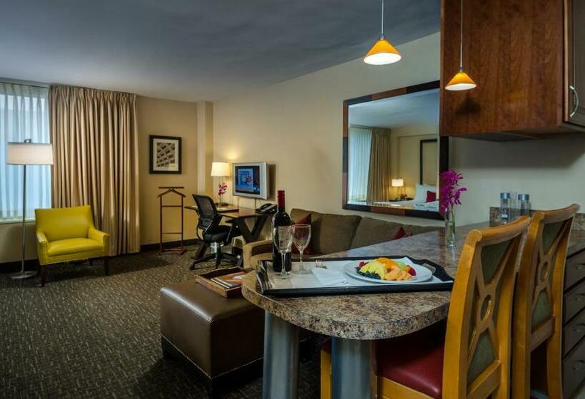 스위트, Beacon Hotel & Corporate Quarters