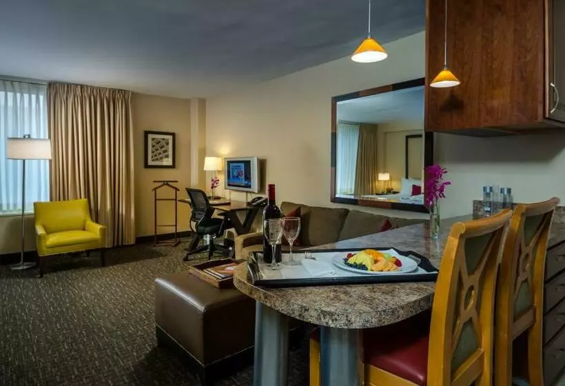 スイート, Beacon Hotel & Corporate Quarters