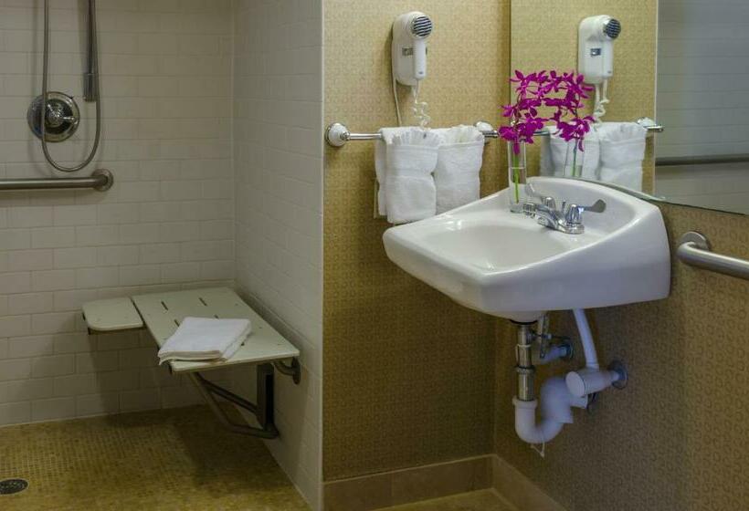 سوئیت جونیور برای معلولان, Beacon Hotel & Corporate Quarters
