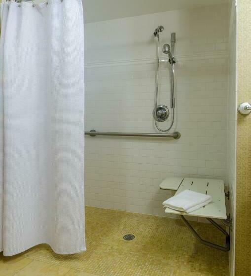 장애인용 주니어 스위트, Beacon Hotel & Corporate Quarters