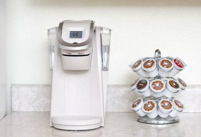 جناح ديلوكس, Four Seasons Lodging