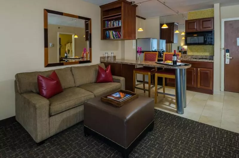 キングサイズベッドのスイートルーム, Beacon Hotel & Corporate Quarters