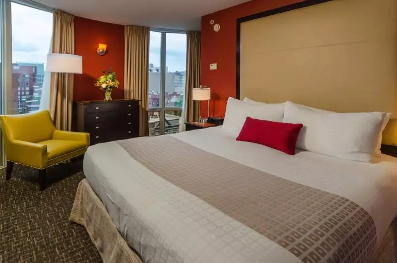キングサイズベッドのスイートルーム, Beacon Hotel & Corporate Quarters