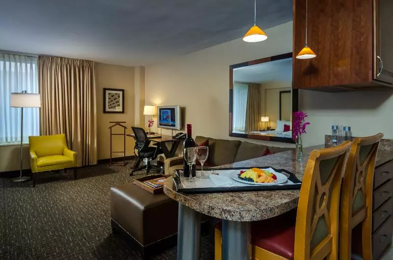 ジュニアスイート, Beacon Hotel & Corporate Quarters